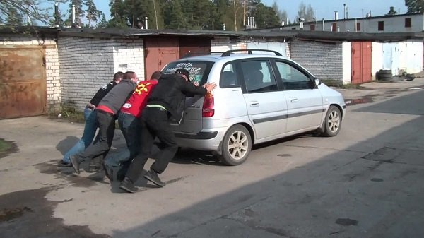 Стартер крутит, но машина не заводится: раскрываем причины