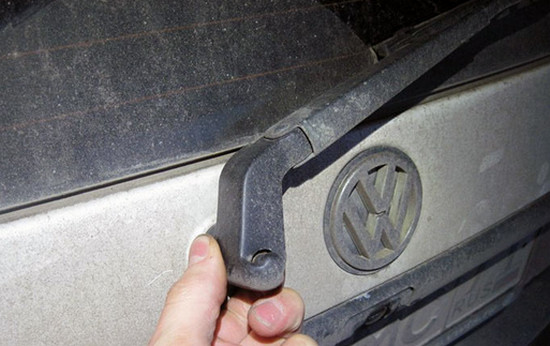 Ремонт заднего дворника на автомобиле Volkswagen Golf 3 Ремонт заднего дворника на автомобиле Volkswagen Golf 3