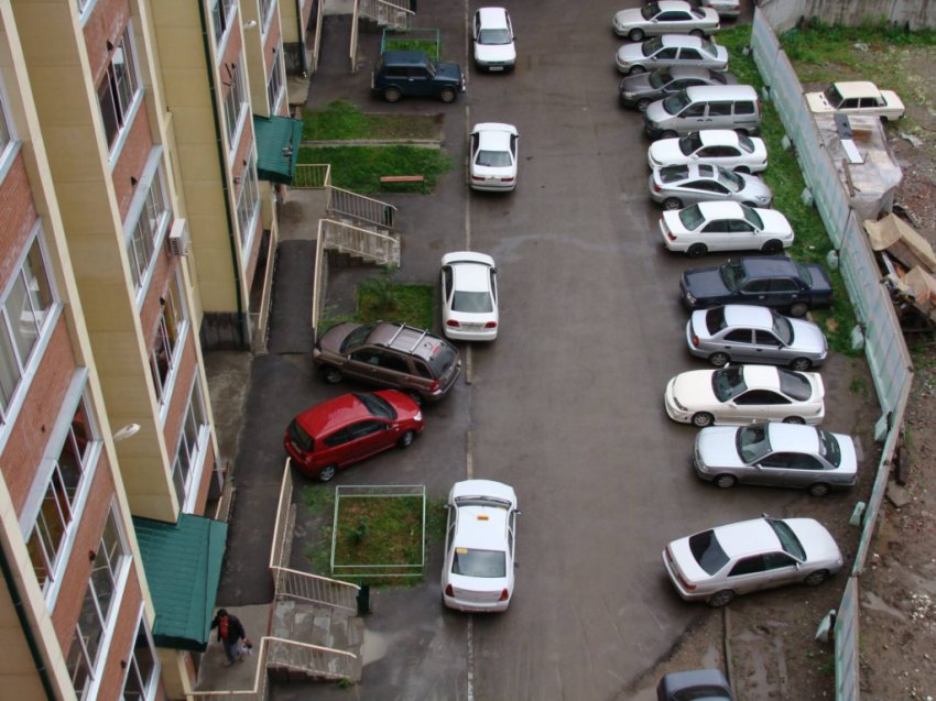 Кого накажут за парковку во дворе в 2020 году?