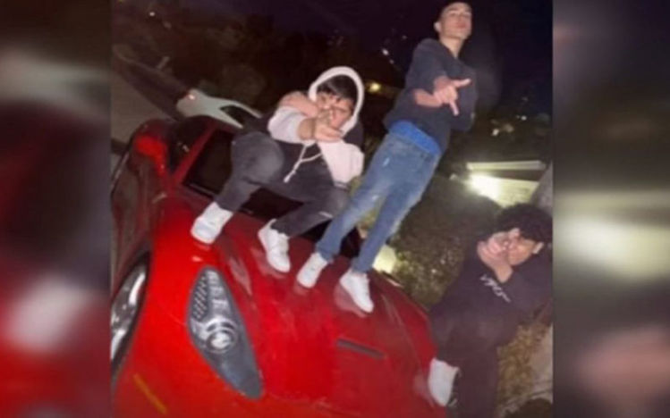 Подростки испортили соседский Ferrari ради лайков Instagram Подростки испортили соседский Ferrari ради лайков Instagram