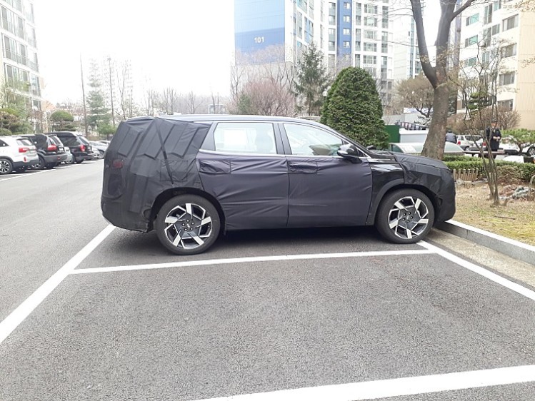 Шпионы поймали обновленный Hyundai Santa Fe. Когда ждать в России?