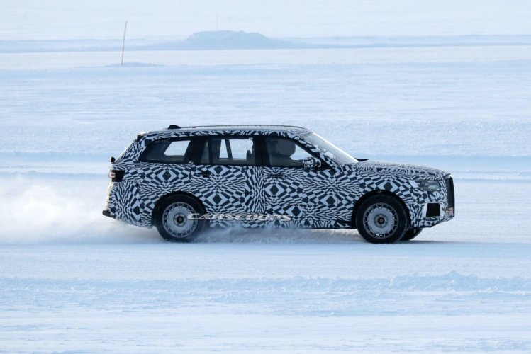 Внедорожник Aurus Komendant выпустили в озеро Внедорожник Aurus Komendant выпустили в озеро