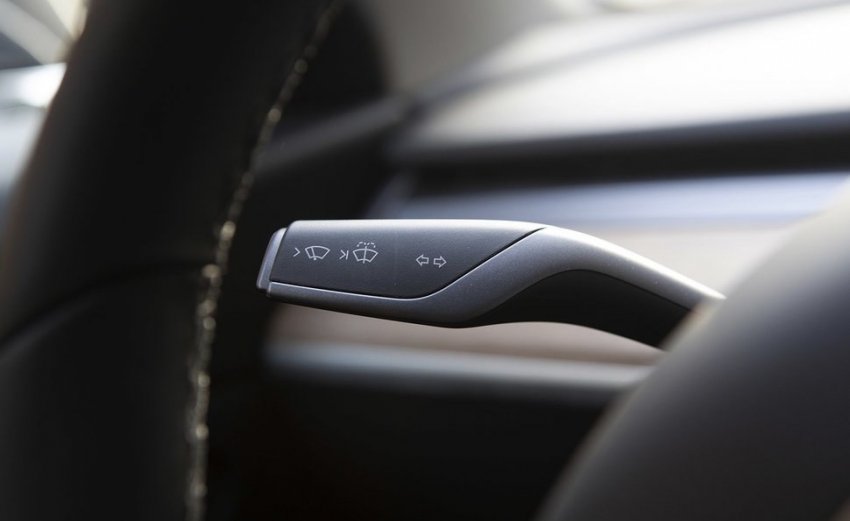 У водителя Tesla отобрали права за то, что он делал в машине