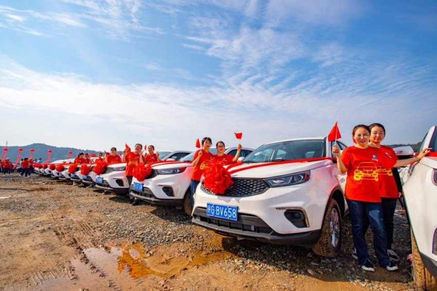 Металлургическая компания подарила своим сотрудникам 4116 новых автомобиля